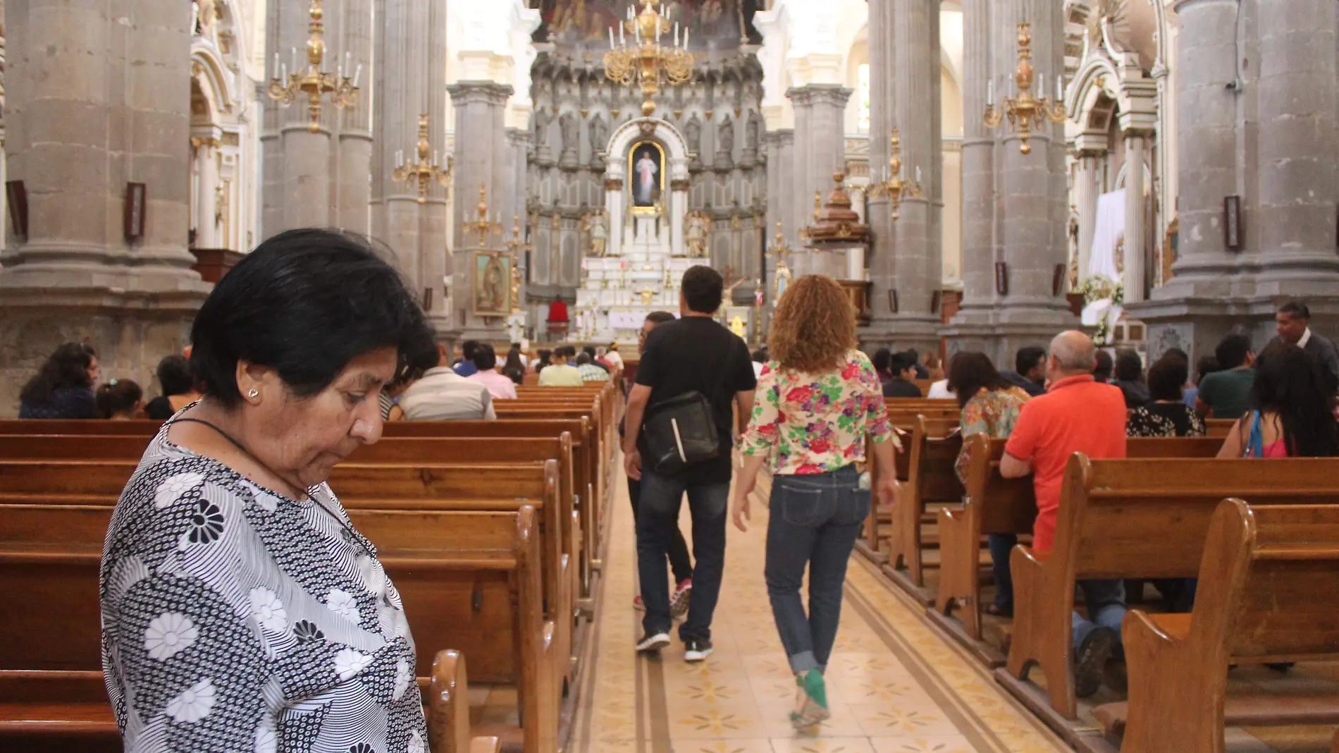 Mucha gente visita la Iglesia de la Compañía